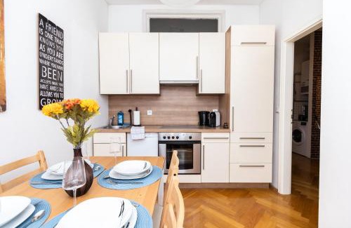 Funfhaus Apartamento | Wonderful apartment close to City Centre With Porch