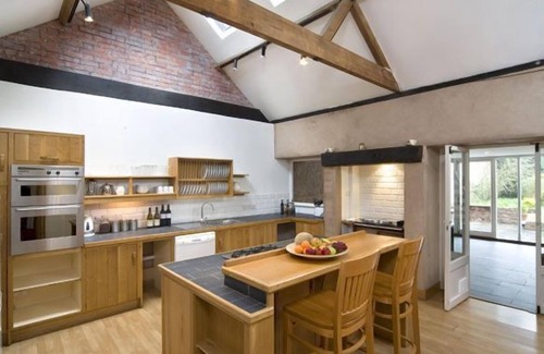 Wellington Casa | Wonderful big house for 31. 15 bedrooms, 10 bathrooms, games room, hot tub, party room, large dining