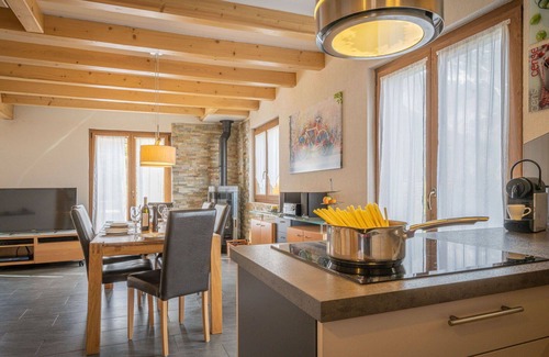 Chamoson Casa | Maravillosa casa de vacaciones privada para 6 personas con WIFI, TV, terraza y mascotas permitida