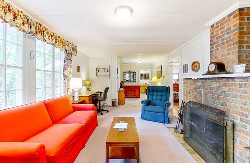 Hazelhurst Casa | Wonderful lakefront home with WiFi, private washer and dryer, fireplace, decks