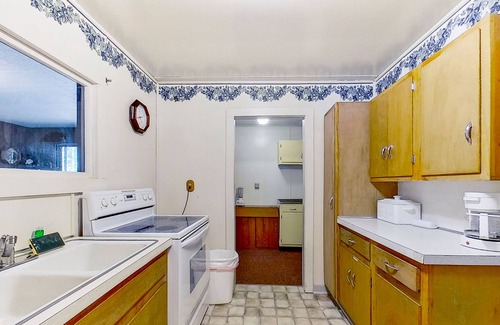 Hazelhurst Casa | Wonderful lakefront home with WiFi, private washer and dryer, fireplace, decks
