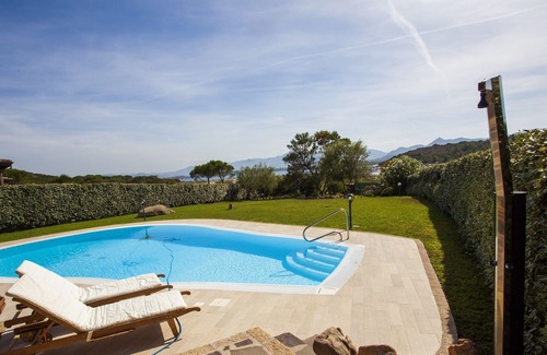 Capo Coda Cavallo Villa | Maravillosa villa de lujo con piscina y gran jardín con vistas al mar.