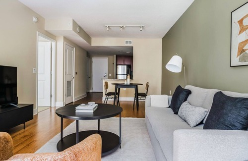 Mount Vernon Triangle Apartamento | Wonderful Mt Vernon 1BR w/ Gym & Roof Pool, nr Dining, by Blueground