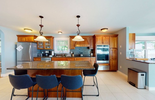 St. Albans Casa | Wonderful multi-level home right on lake with WiFi, private washer/dryer, & deck