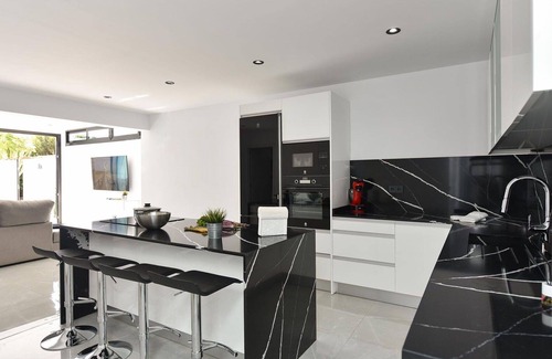 Playa del Inglés Villa | Preciosa casa de vacaciones privada con piscina privada, A/C, WIFI, TV, patio y mascotas permitida