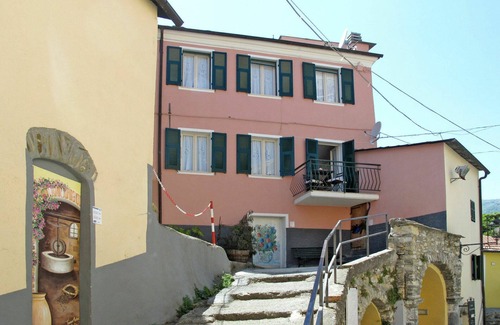 Valloria Casa | Maravillosa casa de vacaciones privada con WIFI, TV, terraza, mascotas permitida y vista panorámica