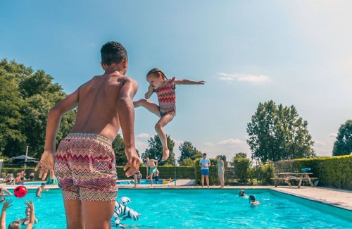 Strijensas Casa | Maravillosa casa de vacaciones privada para 4 personas con WIFI, piscina, TV y terraza
