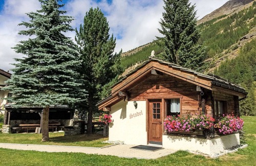 Saas Grund Casa | Estupenda casa de vacaciones privada con WIFI, TV, patio, mascotas permitida y vista panorámica