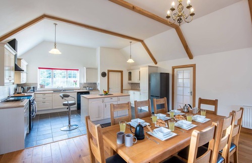 Loch Ness Casa | Maravillosa casa de vacaciones privada para 6 personas con WIFI, TV, patio y vista panorámica