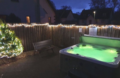 Aviemore Villa | Preciosa casa de vacaciones privada con bañera de hidromasaje, WIFI, TV, patio y mascotas permitida