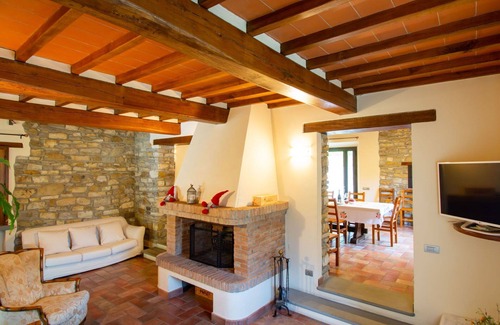 Dicomano Villa | Casa de vacaciones privada con piscina privada, jacuzzi, WIFI, A/C, TV, balcón, mascotas permitida