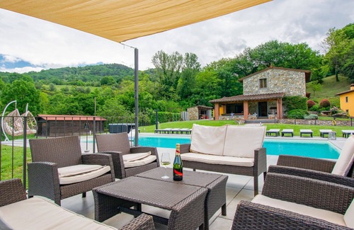 Dicomano Villa | Casa de vacaciones privada con piscina privada, jacuzzi, WIFI, A/C, TV, balcón, mascotas permitida