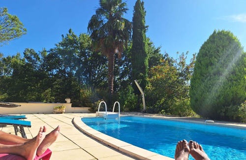 Blanquefort-sur-Briolance Villa | Preciosa casa de vacaciones privada con WIFI, piscina privada, A/C, TV, terraza y mascotas permitida