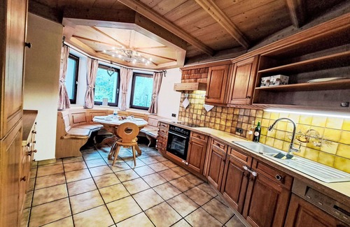 Woergl Casa | Preciosa casa de vacaciones privada con piscina privada, bañera de hidromasaje, WIFI, TV, terraza
