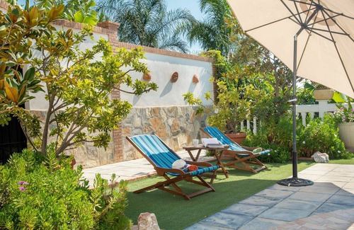 Motril Casa | Preciosa casa de vacaciones privada con WIFI, A/C, piscina privada, TV, terraza y mascotas permitida