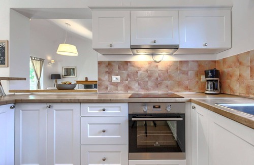 Momjan Casa | Preciosa casa de vacaciones privada para 5 personas con WIFI, piscina privada, A/C, TV y patio