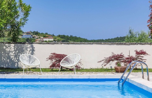 Momjan Casa | Preciosa casa de vacaciones privada para 5 personas con WIFI, piscina privada, A/C, TV y patio