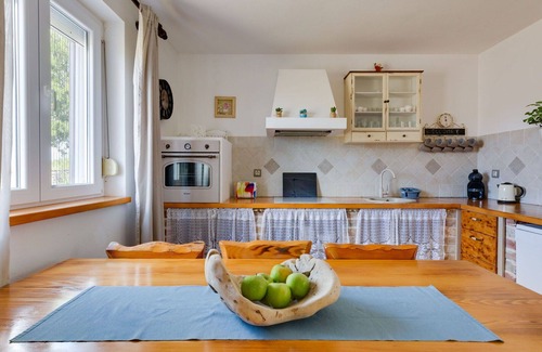 Gornji Zemunik Villa | Maravillosa casa de vacaciones privada con piscina privada, WIFI, A/C, jacuzzi, TV, patio