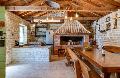 Gornji Zemunik Villa | Maravillosa casa de vacaciones privada con piscina privada, WIFI, A/C, jacuzzi, TV, patio