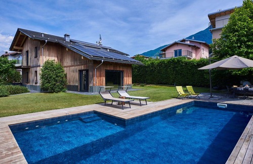 Colico Piano Villa | Casa de vacaciones privada con A/C, WIFI, jacuzzi, piscina privada, TV, patio, mascotas permitida
