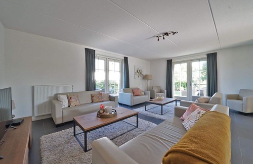 Susteren Casa | Maravillosa casa de vacaciones privada para 12 personas con WIFI, piscina, TV y terraza