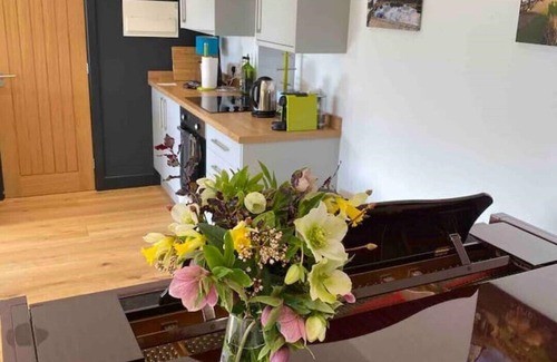 Ledbury Apartamento | Wonderful rural idyll with glorious views and Yamaha baby grand piano