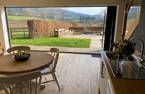 Ledbury Apartamento | Wonderful rural idyll with glorious views and Yamaha baby grand piano