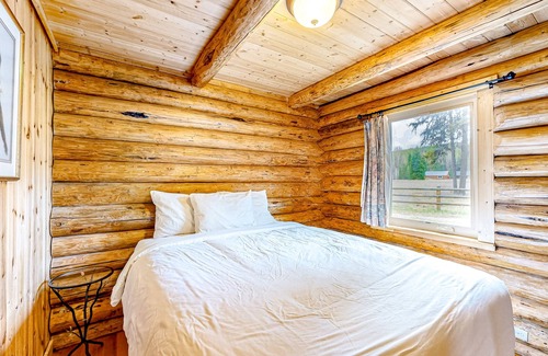 Polebridge Cabina | Wonderful rustic cabin with a full kitchen - near Glacier National Park