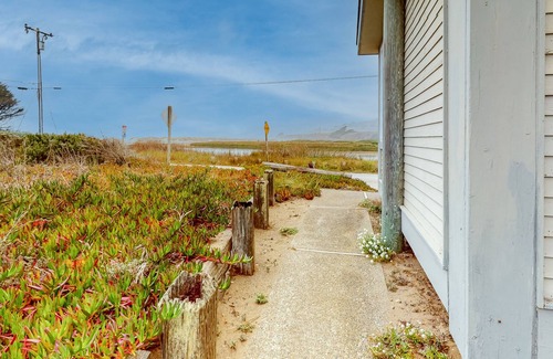 Salmon Creek Casa | Wonderful Studio Steps From the Water w/Deck, Private Washer/Dryer, Free WiFi