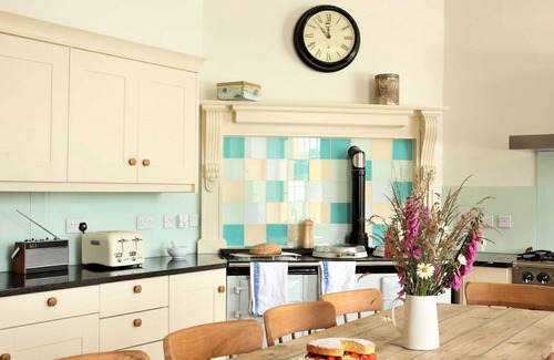 Saltash Casa | Maravillosa casa de vacaciones para 19 personas con WIFI, piscina, TV, terraza y mascotas permitida