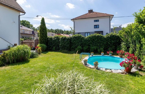 Revnice Casa | Estupenda casa de vacaciones para 4 personas con piscina privada, WIFI, TV y patio