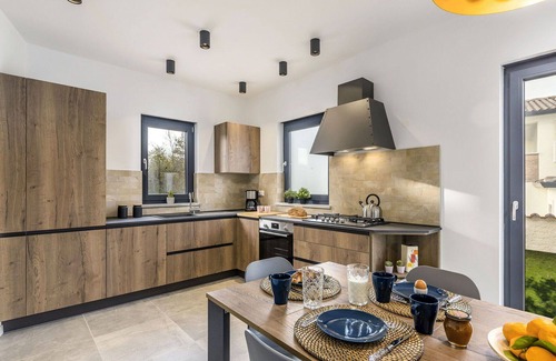 Vrznaveri Casa | Maravillosa casa de vacaciones con WIFI, A/C, piscina privada, TV, terraza y mascotas permitida