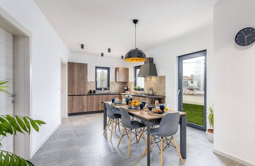 Vrznaveri Casa | Maravillosa casa de vacaciones con WIFI, A/C, piscina privada, TV, terraza y mascotas permitida