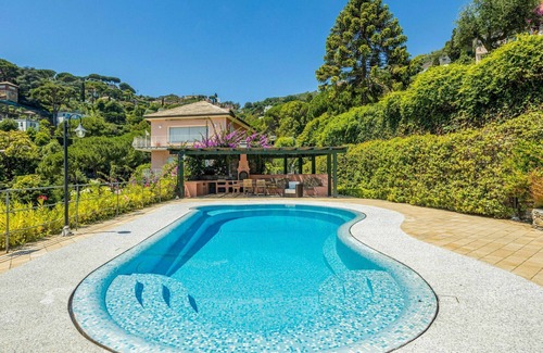 Rapallo Villa | Preciosa casa de vacaciones con WIFI, piscina privada, A/C, TV, patio y aparcamiento