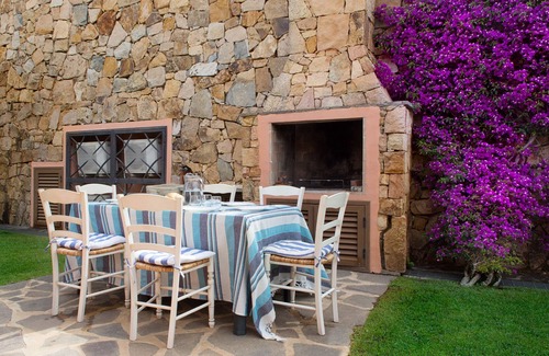 Capo Coda Cavallo Villa | Maravillosa villa con piscina y gran jardín privado cerca de la playa.