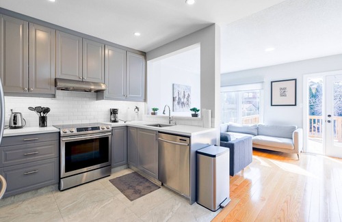 Vaughan Casa | Wonderland View In Heart Of City