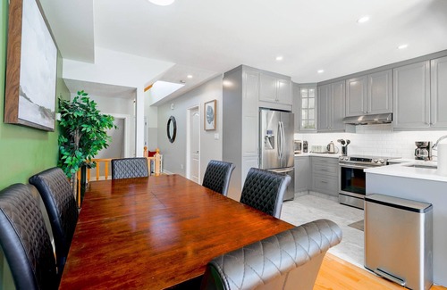 Vaughan Casa | Wonderland View In Heart Of City