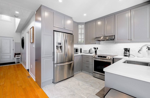 Vaughan Casa | Wonderland View In Heart Of City