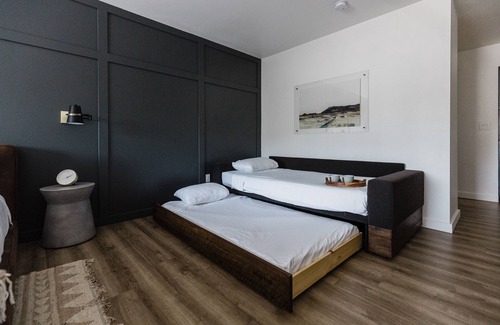 Columbia Falls Hotel | Wonderstone King w/Double Sleeper Trundle