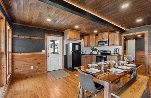 South Pittsburg Cabina | NUEVA CABINA! ¡PISCINA INTERIOR! ¡INCREÍBLE! HOTTUB, CHIMENEA, FIREPIT Chatt TN 21 millas