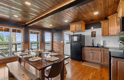 South Pittsburg Cabina | NUEVA CABINA! ¡PISCINA INTERIOR! ¡INCREÍBLE! HOTTUB, CHIMENEA, FIREPIT Chatt TN 21 millas