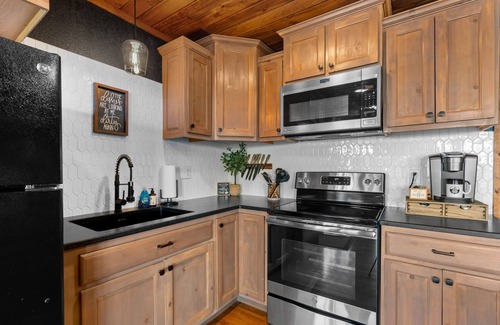 South Pittsburg Cabina | NUEVA CABINA! ¡PISCINA INTERIOR! ¡INCREÍBLE! HOTTUB, CHIMENEA, FIREPIT Chatt TN 21 millas