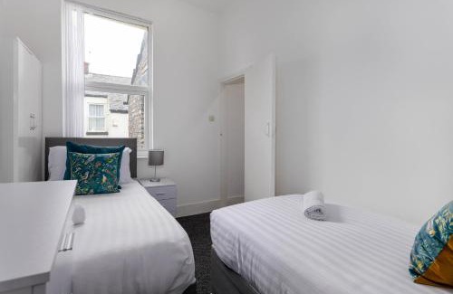 Kirkdale Casa | Woodbine House - Air Host and Stay - Free parking - Contractor Friendly