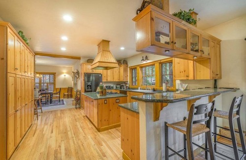 Ridgewood Casa | Nuevo listado: casa grande con bañera de hidromasaje y sala de juegos.Cerca del lago y perro amigable!