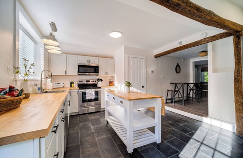 West Saugerties Otro | Wooded Catskills Farmhouse near Woodstock. Hot Tub, Fire Pit, OutdoorMovies&more