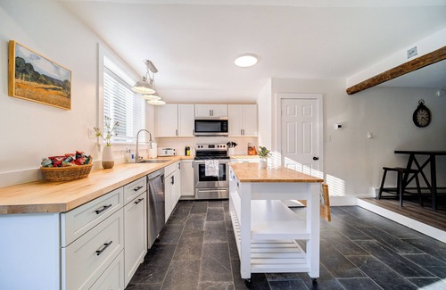 West Saugerties Otro | Wooded Catskills Farmhouse near Woodstock. Hot Tub, Fire Pit, OutdoorMovies&more