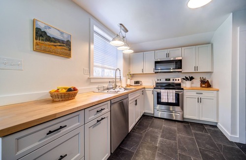 West Saugerties Otro | Wooded Catskills Farmhouse near Woodstock. Hot Tub, Fire Pit, OutdoorMovies&more