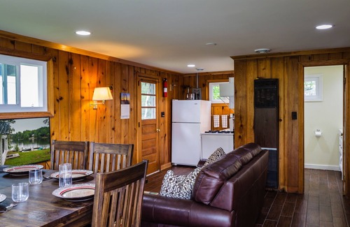 Gwinn Cabaña | Renovado Lakeside Cottage # 3, bañera de hidromasaje, muelle de pesca, barcos, motos de nieve fuera de la propiedad