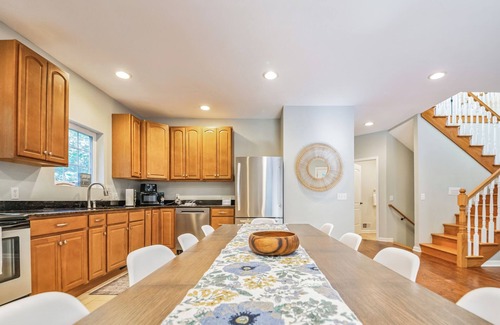 Montague Casa | Wooded Sands: Autumn Bliss – Cozy Up in Nature's Colorful Wonderland!