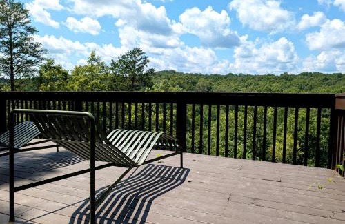 Demorest Casa | Wooden Cabin with Hot-Tub and Pool Table in Demorest, Georgia